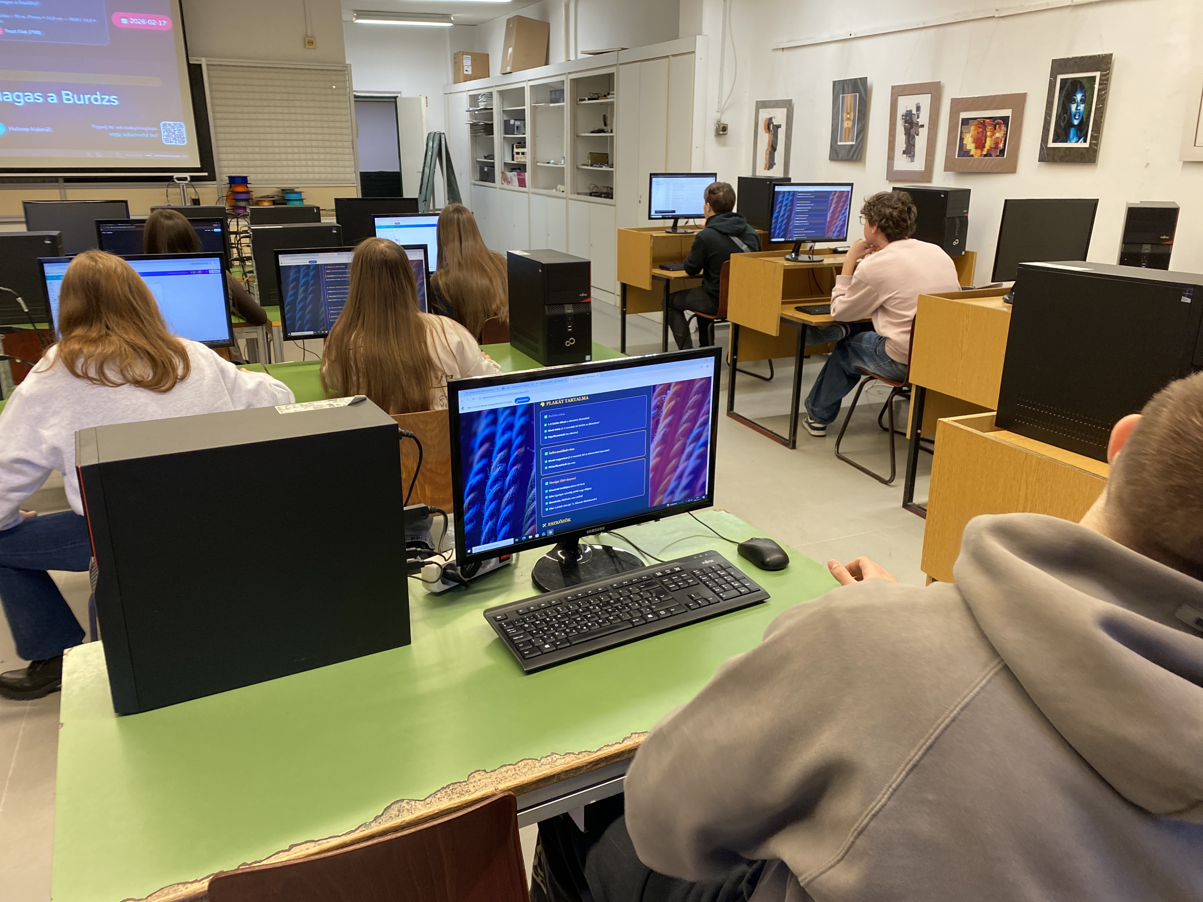 Számítógépterem áttekintő – diákok az akadályversenyen dolgoznak, háttérben a projektor a feladattal